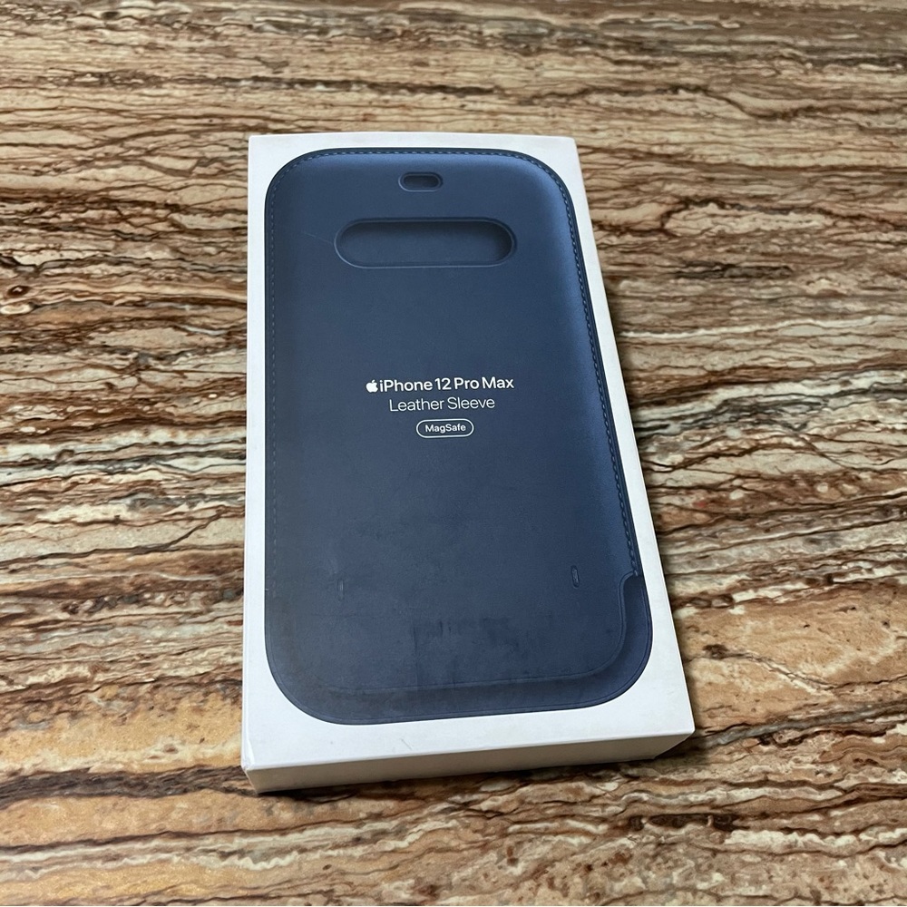 APPLE iPhone 12 Pro Max Leather Sleeve Magsafe in color Baltic Blue